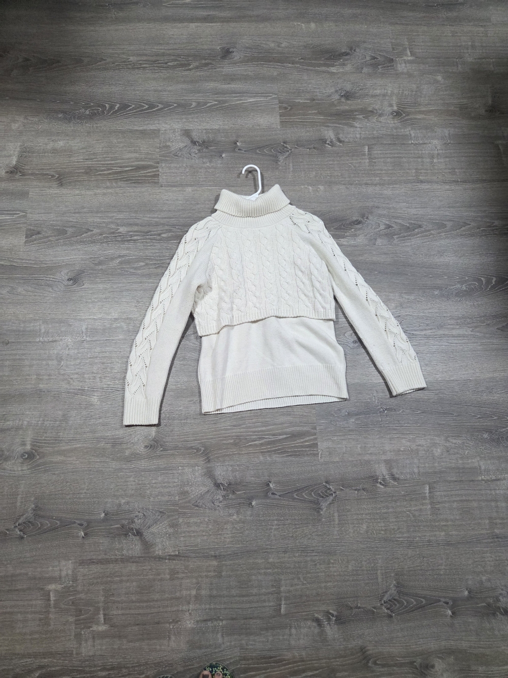 VENUS Cream Cable-Knit Cropped Turtleneck Sweater